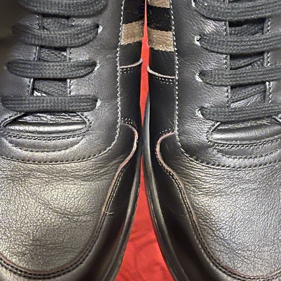 Classic GUCCI BLACK & GOLD Sneakers - Picture 5 of 15